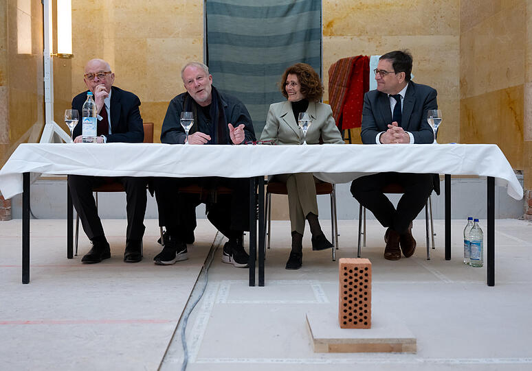 Ron C. Jakubowicz (l-r), Verein Synagoge Reichenbachstraße e. V., Ariel Aloni, Enkelsohn der Bauhaus-Künstlerin Gunta Stölzl, Rachel Salamander, Verein Synagoge Reichenbachstraße e. V., und Christoph Wagner, Universität Regensburg, bei der Pressekonferenz zur Übergabe originaler Bauhaus-Stoffe für den Thoraschrein der Synagoge in der Reichenbachstraße.