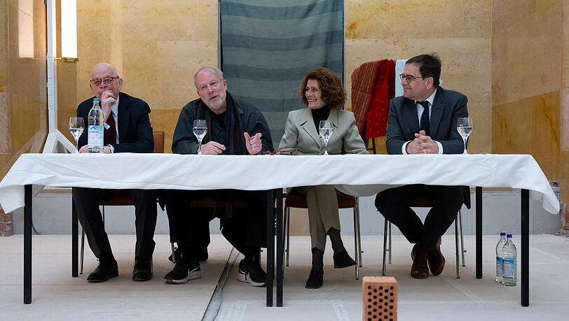 Ron C. Jakubowicz (l-r), Verein Synagoge Reichenbachstraße e. V., Ariel Aloni, Enkelsohn der Bauhaus-Künstlerin Gunta Stölzl, Rachel Salamander, Verein Synagoge Reichenbachstraße e. V., und Christoph Wagner, Universität Regensburg, bei der Pressekonferenz zur Übergabe originaler Bauhaus-Stoffe für den Thoraschrein der Synagoge in der Reichenbachstraße.