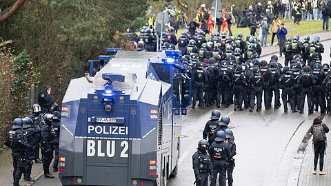 Die Polizei setzte mehrfach Wasserwerfer ein.