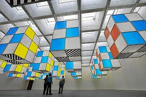 Besuchermagnet mit 15000 Besuchern im Neuen Museum Nürnberg: &bdquo;Modulation &ndash; Arbeiten in situ&ldquo; von Daniel Buren.