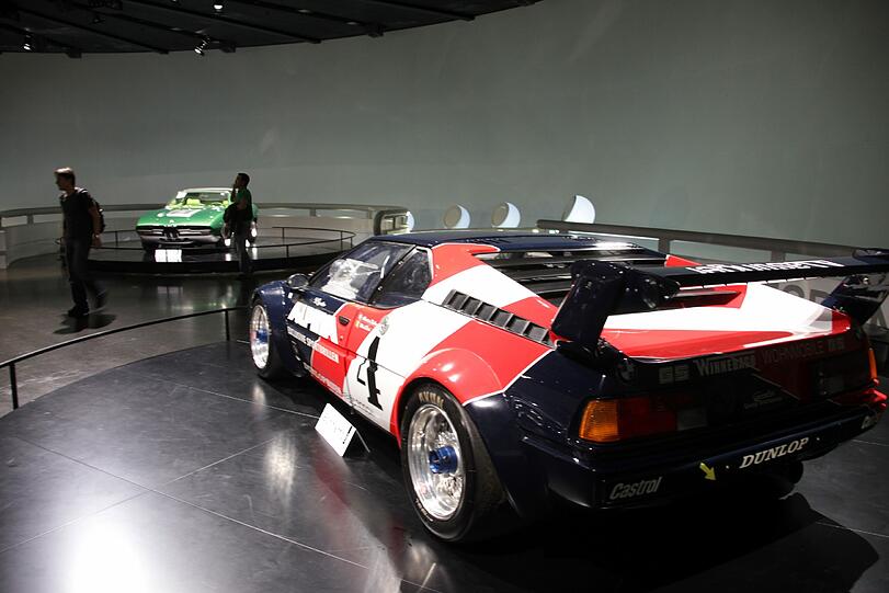 So viele schöne Autos und Motorräder: Das überwiegend männliche Publikum, das ins BMW-Museum gekommen ist, staunt andächtig.