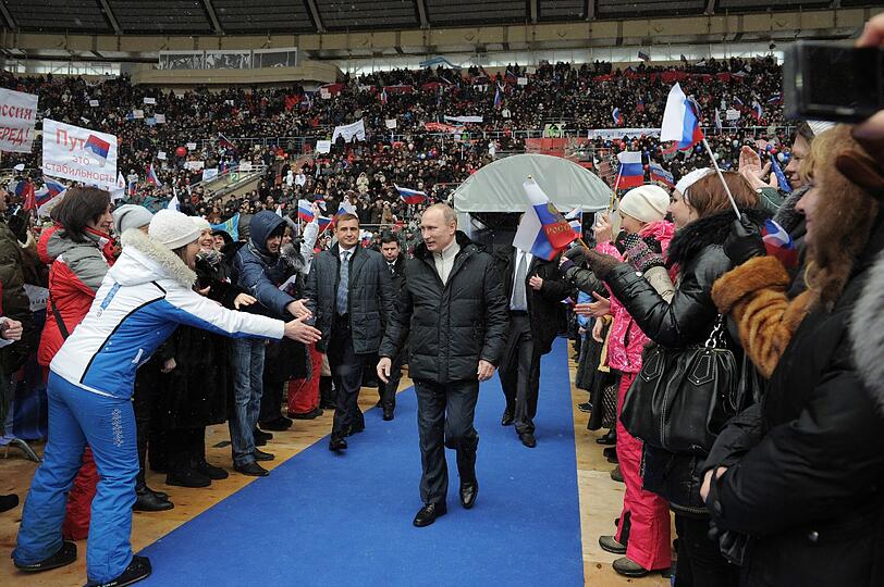 Zehntausende demonstrieren in Moskau für Putin: Bei den Wahlen am 4. März will er sich für eine dritte Amtszeit zum Präsidenten wählen lassen. Zwar bestehen kaum Zweifel an seinem Wahlsieg, doch erstmals seit seinem Aufstieg an die Staatsspitze im Jahr 2000 sieht er sich seit einigen Monaten mit einer breiten Oppositionsbewegung konfrontiert.