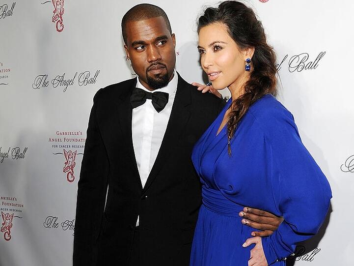 Kanye West neben seiner Frau  Kim Kardashian