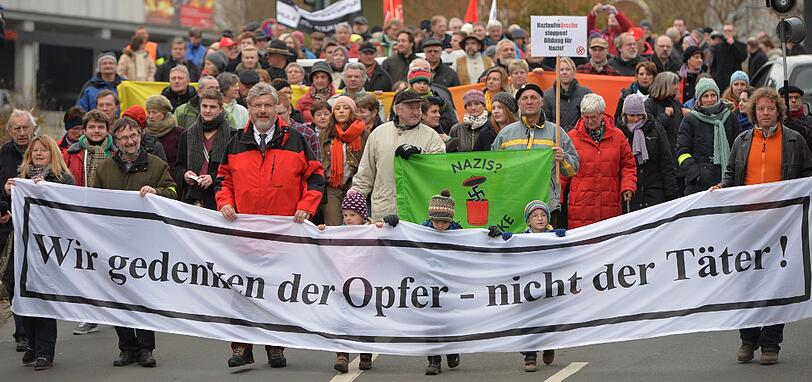 &bdquo;Wir gedenken der Opfer und nicht der Täter&ldquo;. Unter diesem Motte haben am Samstag etwa 300 Menschen in Wunsiedel
gegen einen Nazi-Aufmarsch protestiert. Die Bilder von der Demo!