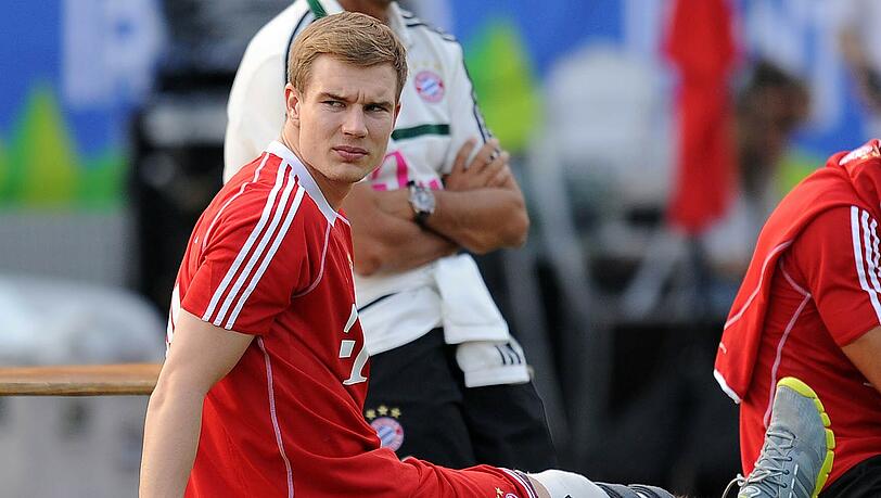 Im Abseits: Während des Trainingslagers des FC Bayern im Juli im Trentino verfolgt Holger Badstuber die Einheiten der Kollegen. Im Abseits: Während des Trainingslagers des FC Bayern im Juli im Trentino verfolgt Holger Badstuber die Einheiten der Kollegen.