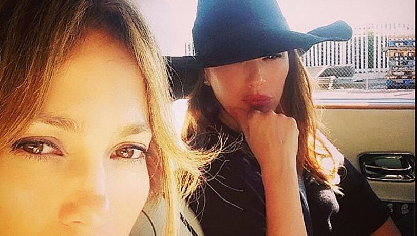 Selfie vor dem Unfall: Jennifer Lopez (l.) und Leah Remini Selfie vor dem Unfall: Jennifer Lopez (l.) und Leah Remini