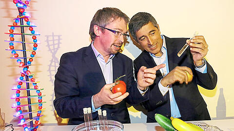 Naturwissenschaft greifbar machen, das will Biotopia-Direktor Michael John Gorman (l.). Neben ihm: Naturwissenschaft-greifbar-Macher Ranga Yogeshwar.