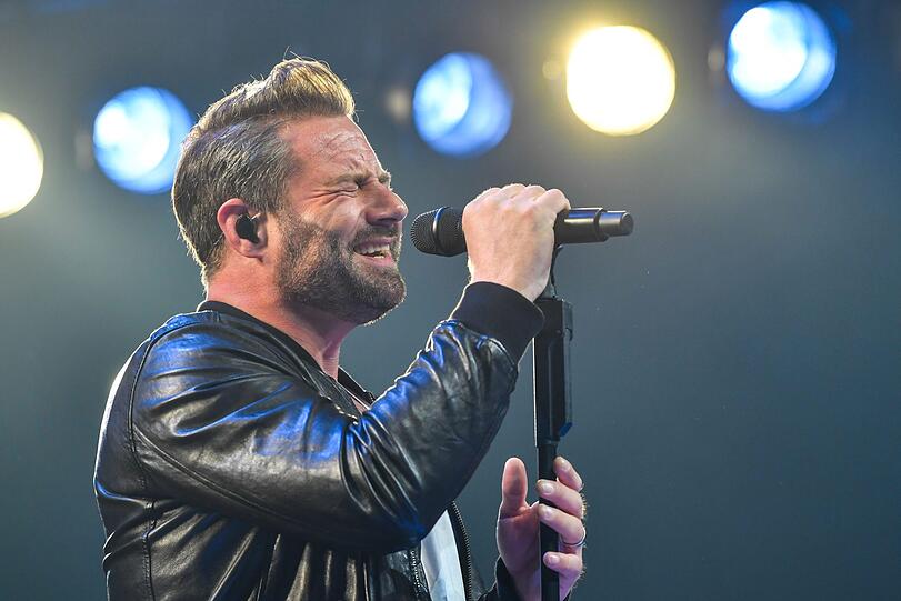 Musiker Sasha begeistert das Publikum mit Balladen und Rocksongs.