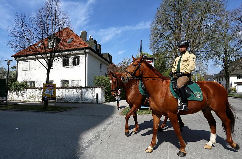 Die Reiterstaffel soll nach Aussage eines Polizeisprechers Präsenz zeigen und so die Botschaft verkörpern: "Wir sind wachsam".