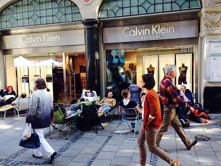 iPhone-Fans Campen vor dem Apple Store in der Münchner Innenstadt.