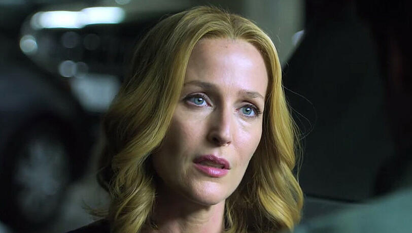 Agent Scully (Gillian Anderson) im Gespräch mit Kollege Mulder Agent Scully (Gillian Anderson) im Gespräch mit Kollege Mulder