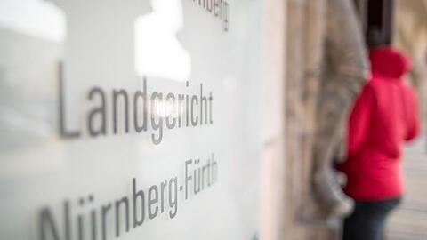 Ein Schild mit der Aufschrift "Landgericht Nürnber-Fürth". Foto: Daniel Karmann/dpa/Archivbild