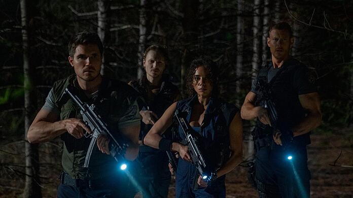Robbie Amell als Chris, Chad Rook, Hannah John Kamen als Jill Valentine und Tom Hopper.