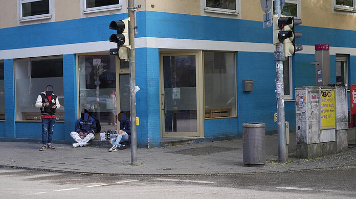 Im Bahnhofsviertel suchen besonders viele Menschen nach Arbeit - viele stammen aus Südosteuropa, aus Bulgarien oder Rumänien.