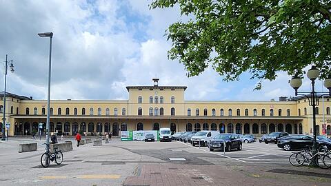 Der Hauptbahnhof in Augsburg. Hier soll eine Straßenbahnunterführung ins zweite Untergeschoss, die vor 18 Jahren geplant wurde, zum Preis von 70 Millionen Euro. Inzwischen schätzt man die Kosten auf 260 Millionen, der Bund der Steuerzahler geht gar von 300 Millionen Euro bei Fertigstellung aus.