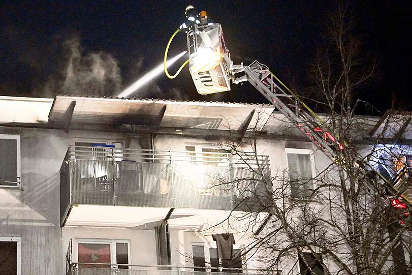Balkonbrand im f&uuml;nften Obergeschoss eines Mehrfamilienhauses in der Langb&uuml;rgener Str.
