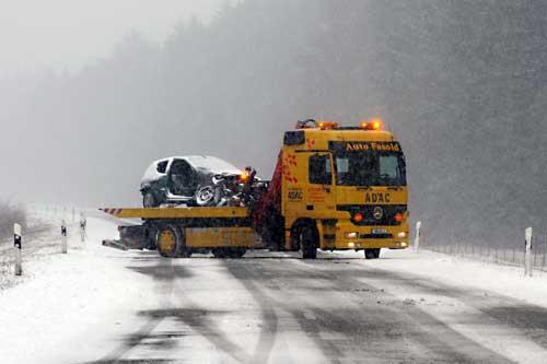 Abtransport eines Unfall-Wagens