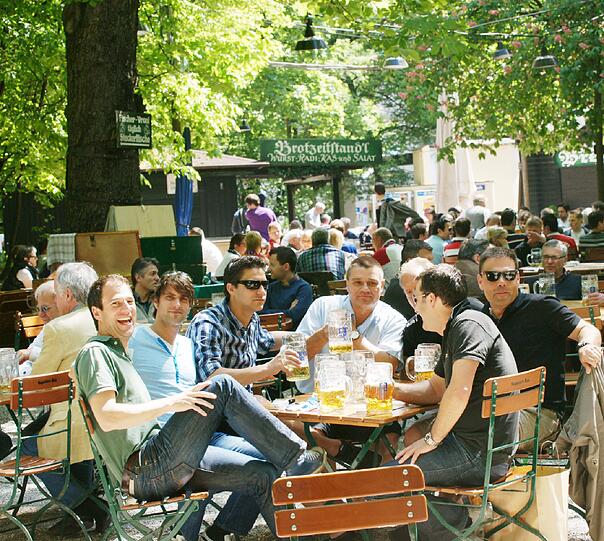 Im Biergarten mit dem beeindruckenden Kastanien-Dach lässt es sich aushalten: der Augustiner Keller in der Arnulfstraße.