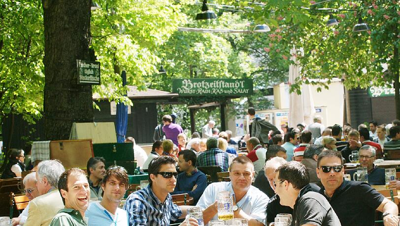 Im Biergarten mit dem beeindruckenden Kastanien-Dach lässt es sich aushalten: der Augustiner Keller in der Arnulfstraße. Im Biergarten mit dem beeindruckenden Kastanien-Dach lässt es sich aushalten: der Augustiner Keller in der Arnulfstraße.