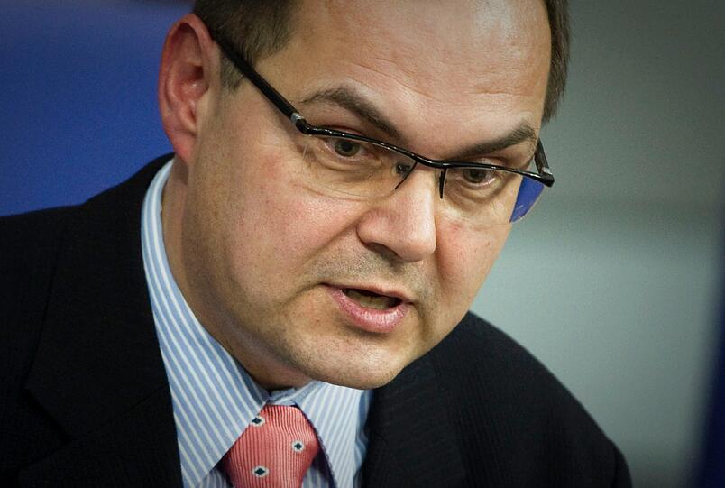 CHRISTIAN SCHMIDT: Der 54 Jahre alte Jurist wurde schon zu Zeiten der
großen Koalition in Berlin Parlamentarischer Staatssekretär im
Bundesverteidigungsministerium &ndash; und ist es auch beim Wechsel zu
Schwarz-Gelb geblieben. Dem Vorstand der CSU gehört er seit 1999 an,
ist aber bis heute in der CSU nie prominent hervorgetreten. Doch er
erfüllt zwei Proporzbedingungen: evangelisch und Franke.