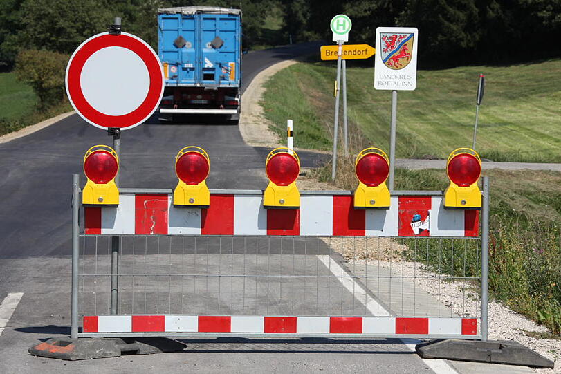 Böser Motorradunfall in Massing (Kreis Rottal-Inn): Ein Biker prallt frontal gegen eine Dampfwalze.