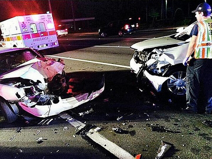 Die völlig zerstörten Fahrzeuge nach dem Unfall