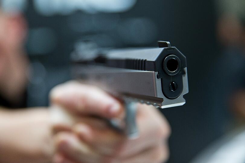 Nach dem bewaffneten Raub (Symbolbild) in einem Juweliergeschäft hat sich der Täter gestellt.