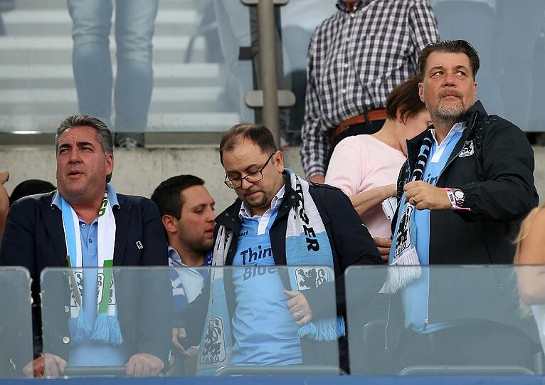 Versucht vergeblich den Investor zu erreichen: Löwen-Präsident Mayrhofer beim Spiel gegen den KSC.