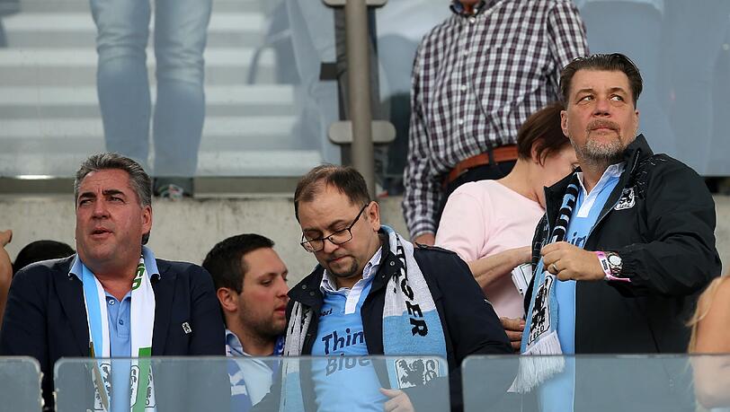 Versucht vergeblich den Investor zu erreichen: Löwen-Präsident Mayrhofer beim Spiel gegen den KSC. Versucht vergeblich den Investor zu erreichen: Löwen-Präsident Mayrhofer beim Spiel gegen den KSC.