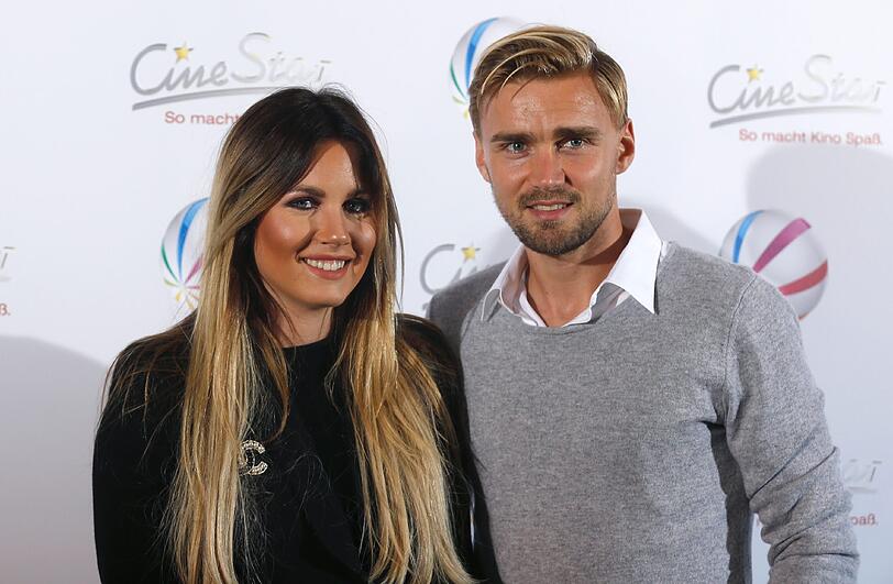 Jenny Schmelzer ist seit 2013 mit ihrem Marcel verheiratet. Sie gilt als eine der coolsten Spielerfrauen, da sie auch mal im Zug mit Morgenbier an die Auswärtsspiele reist.