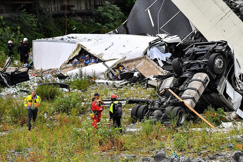 Die Morandi-Brücke auf der Autobahn A10, der berühmten Urlaubsverbindung "Autostrada dei Fiori", stürzte in mehr als 40 Metern Höhe auf einem zwischen 100 und 200 Meter langen Stück ein.