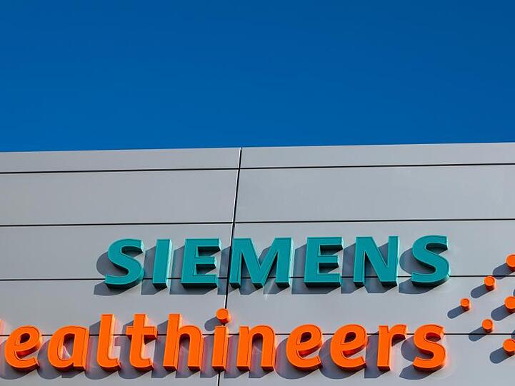 Logos und Schriftzüge am Hauptquartier des Medizintechnikkonzerns Siemens Healthineers. Foto: Daniel Karmann/dpa/Archivbild