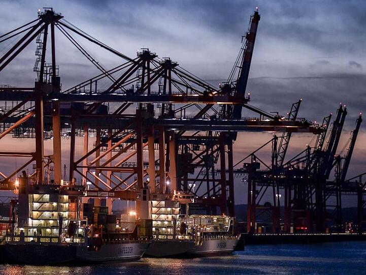 Containerschiffe liegen an den Terminals in Waltershof im Hamburger Hafen.