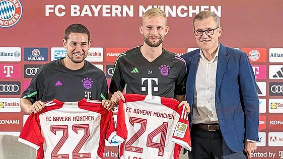 "Es sind zwei absolute Wunschspieler", sagt Bayerns Vorstandschef Jan-Christian Dreesen über die Neuzugänge Raphaël Guerreiro (l.) und Konrad Laimer.  Foto: Bernd Feil, M.i.S/imago Stolz, bei Bayern zu sein: Die Neuzugänge Guerreiro und Laimer sowie Vorstandschef Dreesen (v.l.) . FC Bayern
