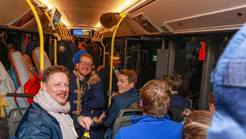 Die Tänzer des "Fahnenregiments" im Bus – und im Hintergrund die Luftmatratzen, die sie für ihre Show brauchen.