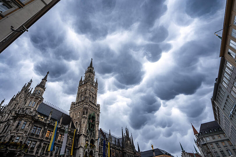 Dunkle Wolken über dem Münchner Rathaus: Die Stadt muss sparen. Jetzt hat sie neue Vorschläge gemacht. Dunkle Wolken über dem Münchner Rathaus: Die Stadt muss sparen. Jetzt hat sie neue Vorschläge gemacht.