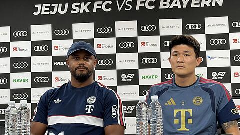 Viel Lob von Trainer Vincent Kompany (li.) f&uuml;r Bayern-Profi Minjae Kim.