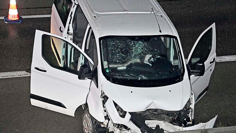 Sechs Personen saßen in dem Kleinbus, nur eine von ihnen wurde bei dem Unfall verletzt. Sechs Personen saßen in dem Kleinbus, nur eine von ihnen wurde bei dem Unfall verletzt.