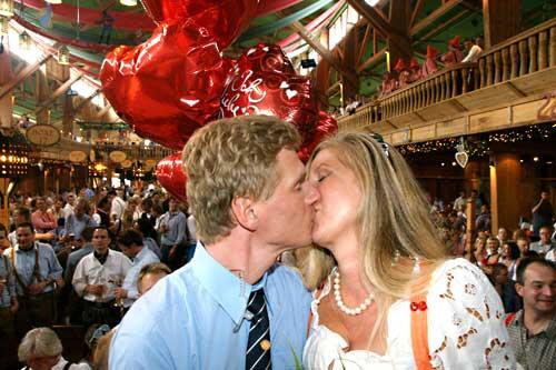 Der Kuss nach dem Heiratsantrag: Sabrina und  Carsten.
