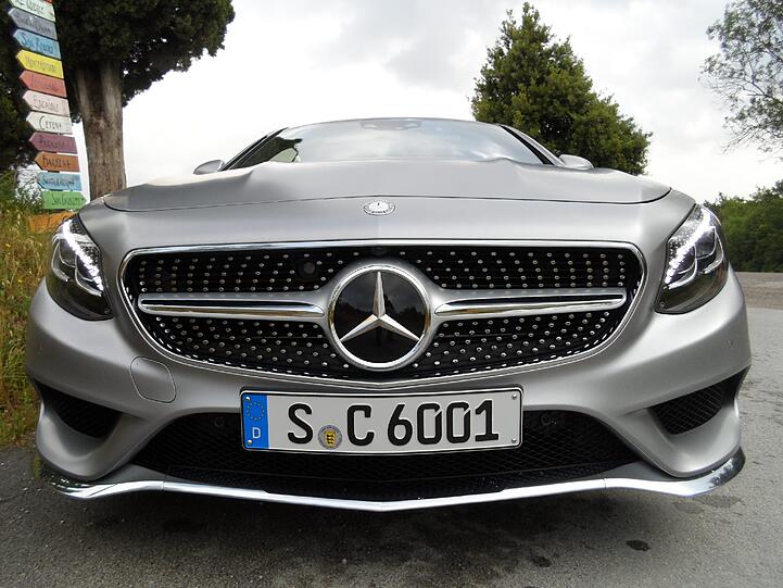 Dezent-aggressive Nase: Das neue S-Klasse Coupé schaut schon im Stand ziemlich dynamisch aus. Und es lockt mit Neigetechnik, einem superschicken Interieur, Swarowski-Kristallen im Scheinwerfer und reichlich Power.