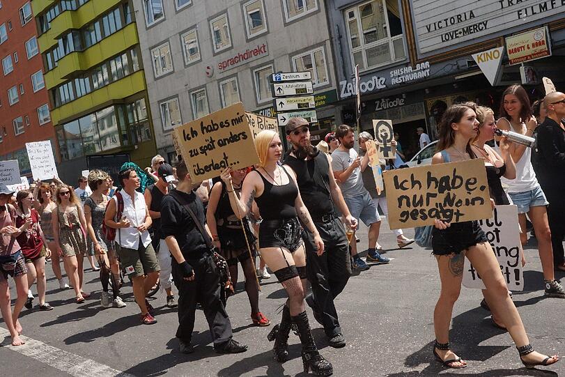 Am Samstag gingen beim "Slutwalk" hunderte Menschen auf die Straße. Er richtet sich gegen sexuelle Gewalt. Die Bilder!