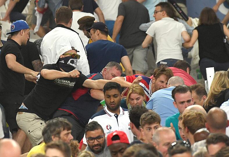 Nach dem EM-Spiel der Russen gegen England kommt es zu heftigen Ausschreitungen. Die schockierenden Bilder aus Marseille.