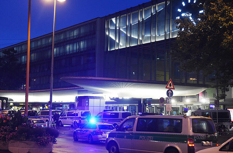 Tödliche Schüsse im Bereich des Olympia Einkaufszentrum in München. Die Polizei ist mit einem Großaufgebot in der gesamten Stadt im Einsatz. Menschen bringen sich in Sicherheit. Die Bilder.