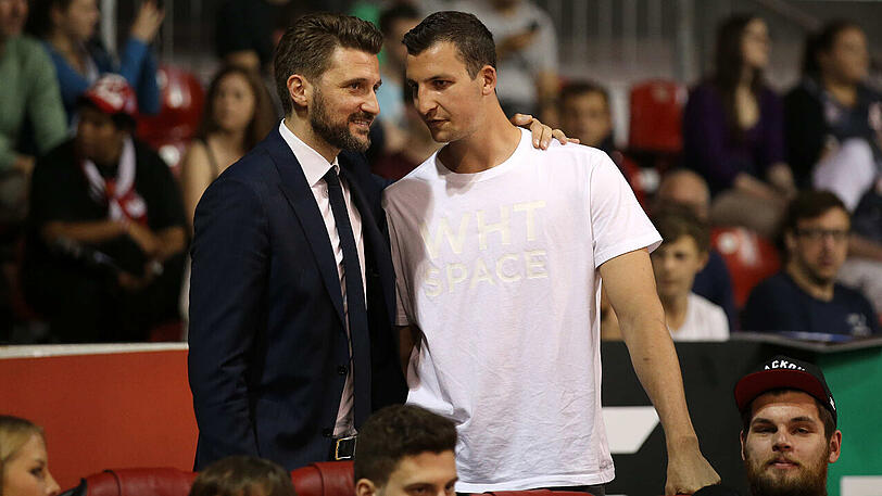 Basketballer Paul Zipser (rechts) spielte zwei Jahre für die Chicago Bulls in der NBA, dann entließ der Klub den Nationalspieler. FCBB-Geschäftsführer Marko Pesic (links) hofft auf seine Rückkehr zum FC Bayern.