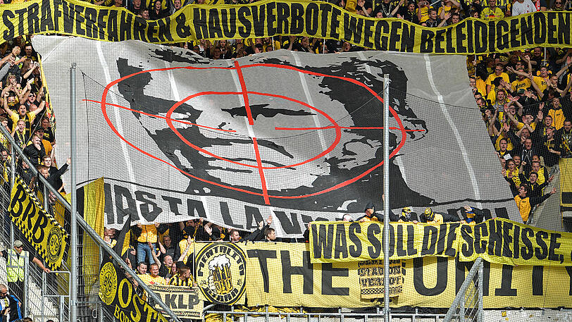 22. September 2018: Dortmunder Fans halten zu Spielbeginn ein Transparent mit dem Konterfei von Hoffenheims Mäzen Dietmar Hopp unter einem Fadenkreuz in die Höhe.