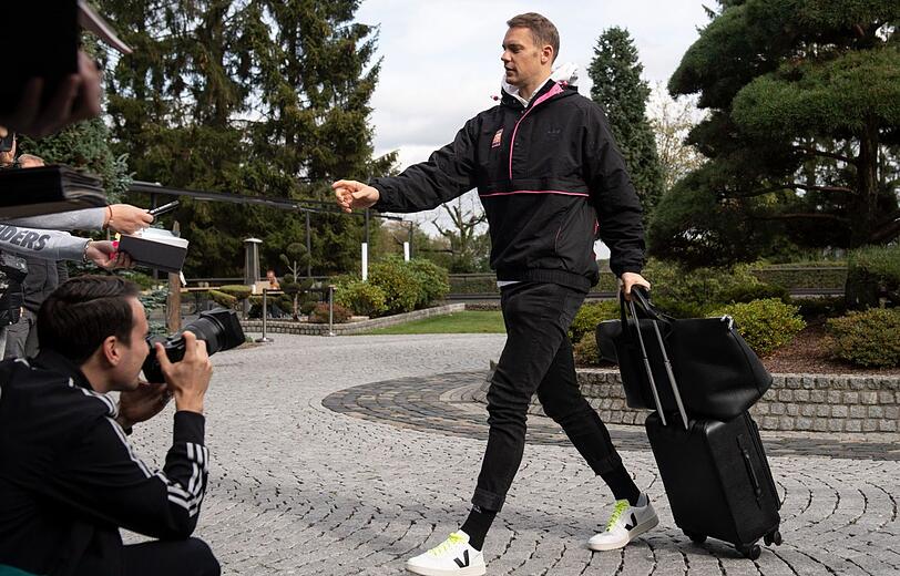 Stein des Anstoßes: Bei seiner Ankunft in Dortmund trägt Manuel Neuer Sneaker der Marke "Veja", einem Konkurrenten von Ausrüster "adidas".