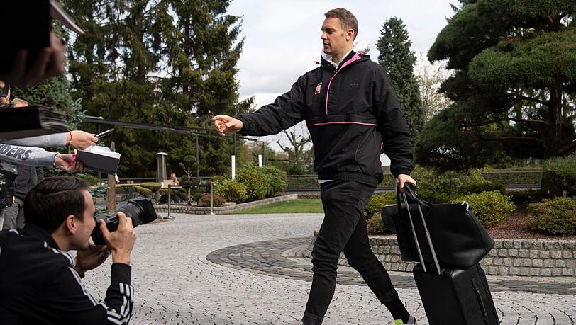 Stein des Anstoßes: Bei seiner Ankunft in Dortmund trägt Manuel Neuer Sneaker der Marke "Veja", einem Konkurrenten von Ausrüster "adidas". Stein des Anstoßes: Bei seiner Ankunft in Dortmund trägt Manuel Neuer Sneaker der Marke "Veja", einem Konkurrenten von Ausrüster "adidas".