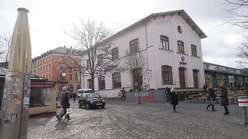 Vor dem Wirtshaus "Der Pschorr" standen mal etliche Marktstandl unter Schirmen. Keinen hat die Stadt nachbesetzt &ndash; heute parken da nur Autos.