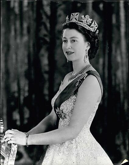 Queen Elizabeth posiert 1953 für ein Foto im Buckingham Palast.