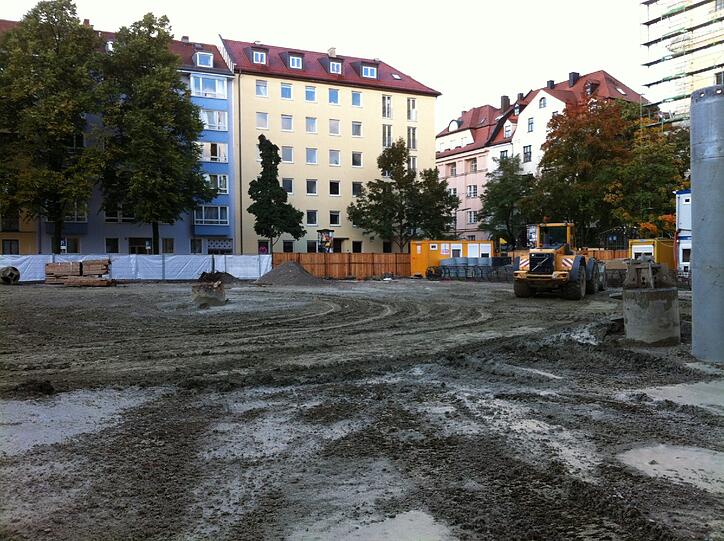 Die Bäume sind gefallen. So kahl ist jetzt der Josephsplatz.